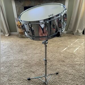 Pearl snare drum with stand